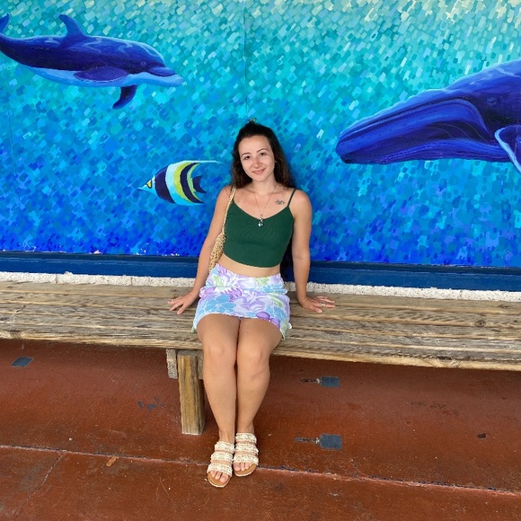 Meet your Posher, Amber - Picture 2 of 3